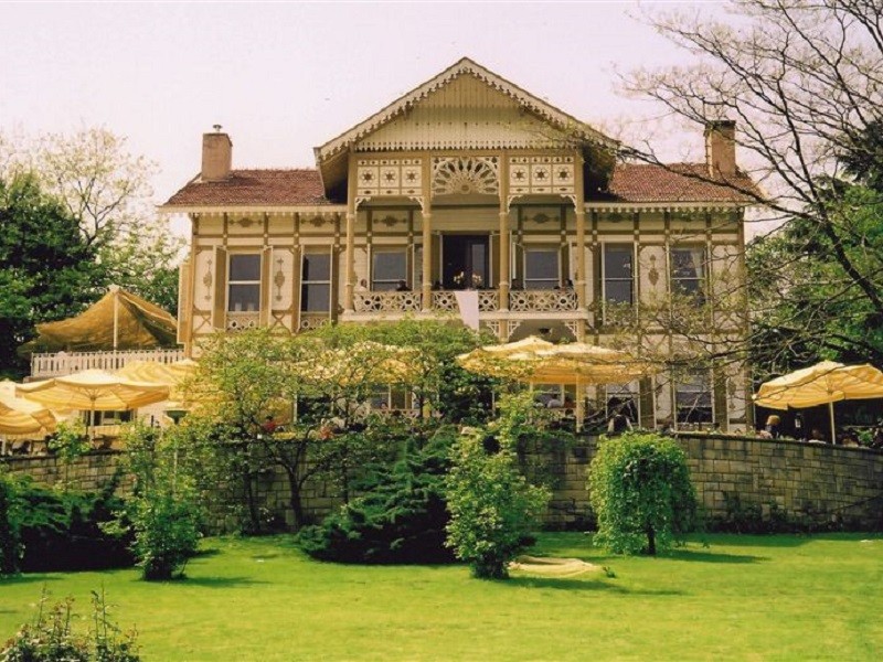 عمارت زرد پارک امیرگان